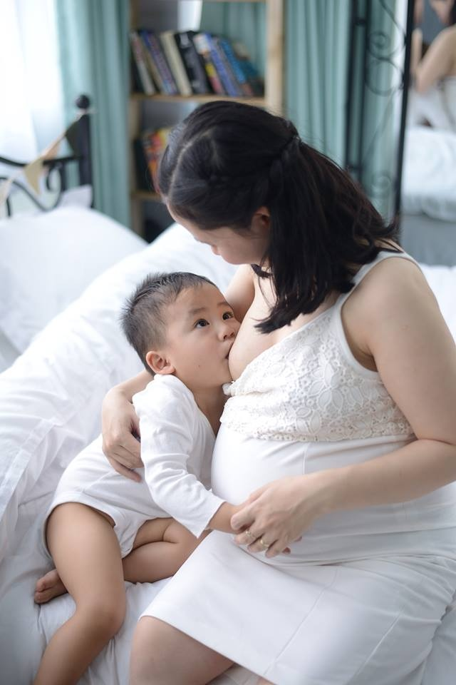 Cho con bú khi mang thai có an toàn