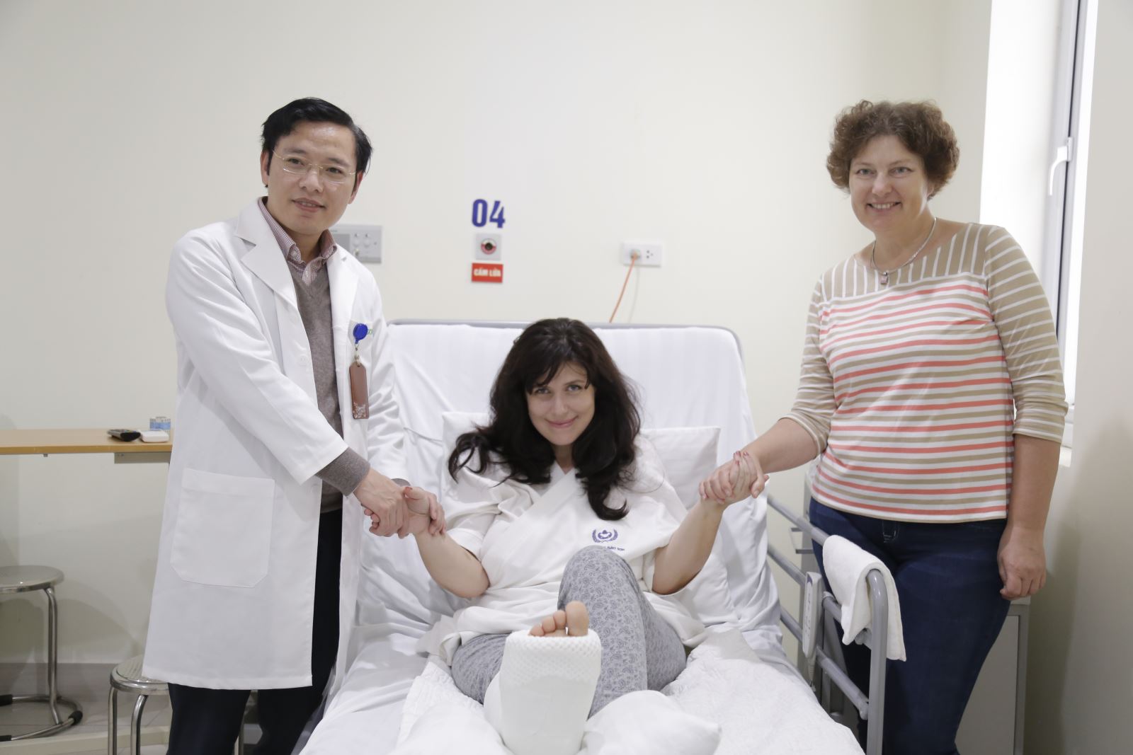 Phẫu thuật thành công cho nữ cán bộ Đại sứ quán Nga bị gãy chân do tai nạn xe máy
