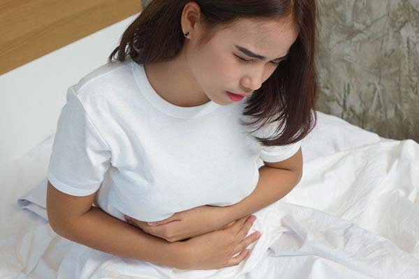 Bệnh Crohn gây ra các triệu chứng khó chịu