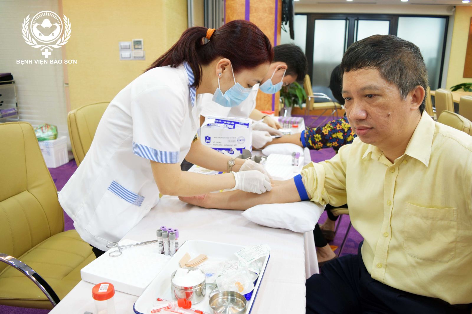 Cán bộ y tế Bệnh viện Đa khoa Bảo Sơn đang thực hiện lấy mẫu phẩm xét nghiệm của cán bộ, nhân viên TP Bank