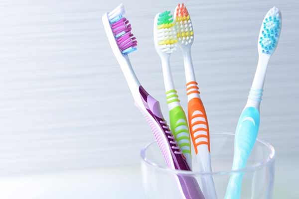 Dùng chung bàn chải đánh răng cũng có thể lây truyền virus HP qua đường miệng