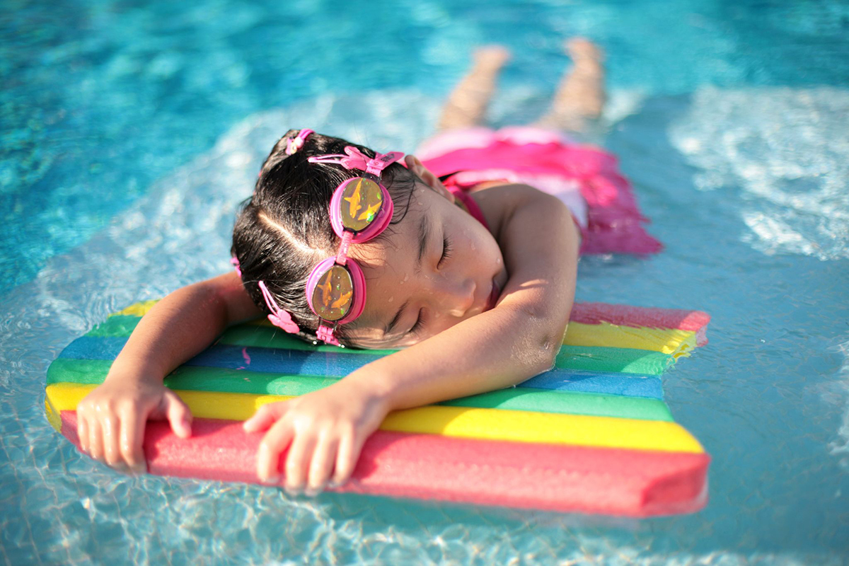 Nguy cơ trẻ bị viêm tai giữa khi đi bơi, cha mẹ cần làm ngay những việc này
