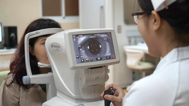 Khám sức khỏe lâm sàng định kỳ - khám mắt và đo thị lực
