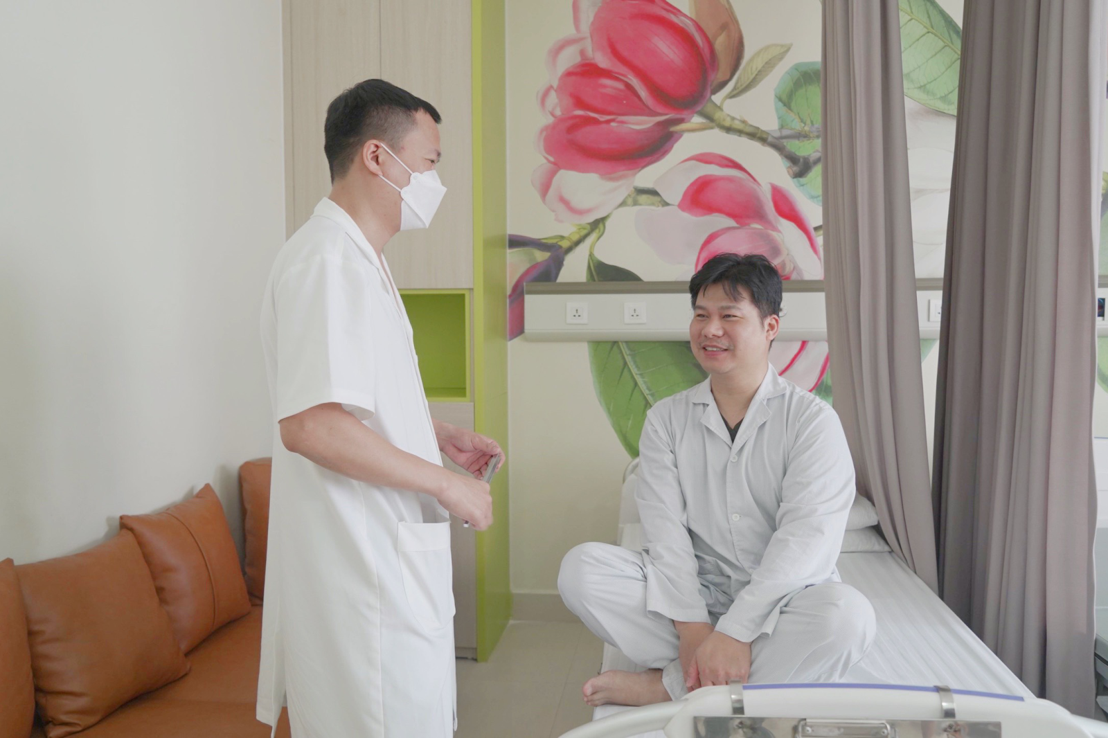 Ths. BS. Nguyễn Trọng Thưởng, chuyên khoa Tai - Mũi - Họng thăm khám bệnh nhân hàng ngày