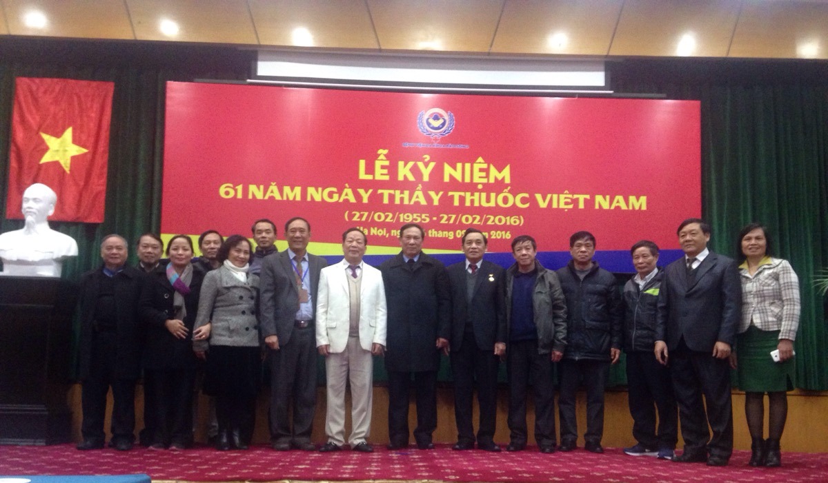 Tập thể các bác sỹ chụp ảnh lưu niệm cùng Chủ tịch Nguyễn Trường Sơn