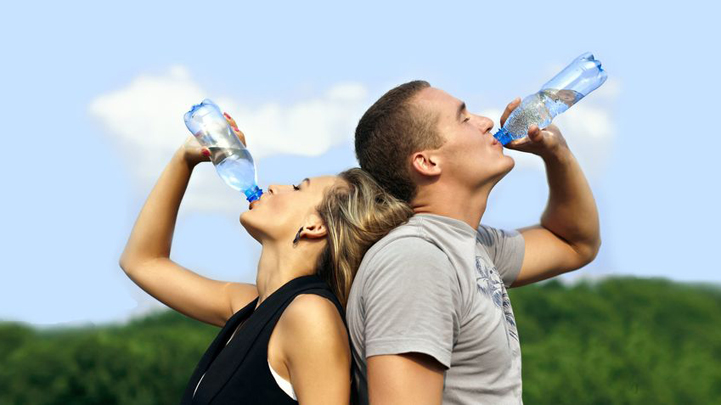Uống đủ nước khi tham gia các hoạt động ngoài trời