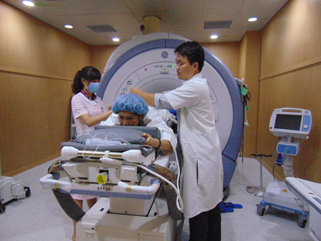 Bệnh nhân đang được chuẩn bị điều trị u xơ tử cung bằng công nghệ FUS-MRI tại bệnh viện Đa khoa Bảo Sơn 2
