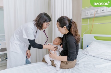 Trẻ sơ sinh 3 tháng tuổi nhập viện vì RSV sau một bữa tiệc đông người