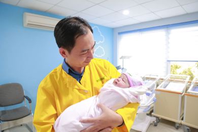 Ông bố Hà Nội hào hứng “tác nghiệp” đưa tin về hành trình “vượt cạn” của vợ từ bệnh viện