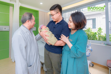 Mẹ trẻ “ngỡ ngàng” sinh con 3,7kg - “lãi” thêm cả khối u nang buồng trứng