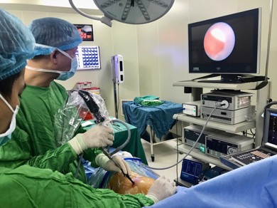 Tán sỏi qua da: Phương pháp hiện đại, giải thoát đau đớn cho bệnh nhân 65 tuổi