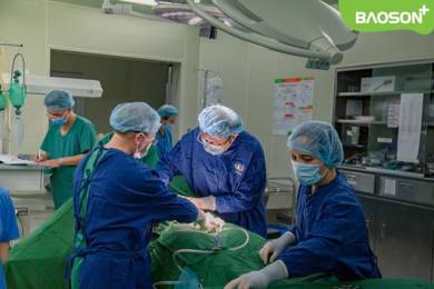 Mổ bóc tách khối u buồng trứng to nhanh bất thường ở bệnh nhân sau sinh 9 tháng