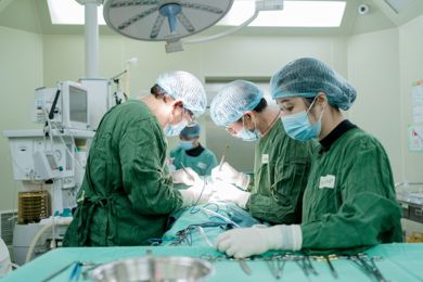 Phẫu thuật cắt toàn bộ tuyến giáp và nạo vét hạch cổ cho  nữ bệnh nhân ung thư tuyến giáp