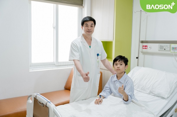 Bé trai 9 tuổi dứt viêm VA dai dẳng chỉ sau 30 phút