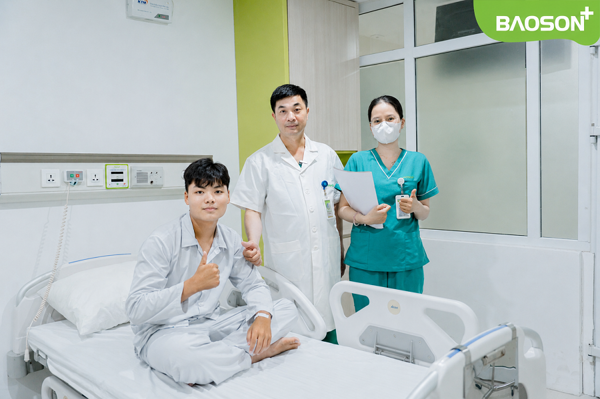Tranh thủ nghỉ hè, chàng trai 17 tuổi “chia tay” viêm amidan dai dẳng chỉ sau 30 phút