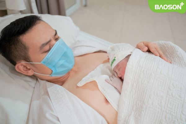 Ca sĩ Duy Khoa kể chuyện vợ sinh mổ vì cạn ối và “lần đầu làm chuyện ấy”