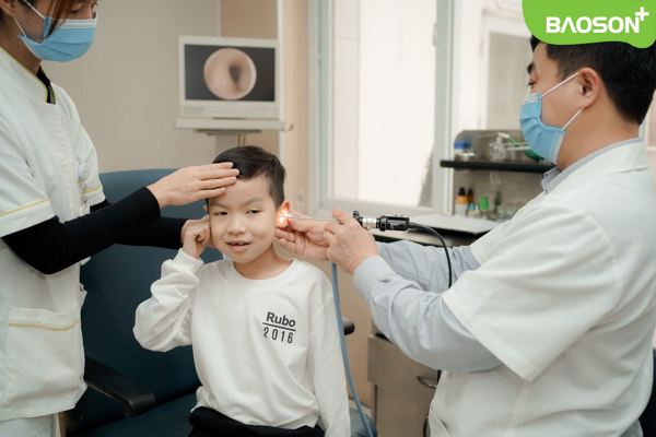 Bố mẹ điều trị sai, con “lai rai” viêm tai giữa
