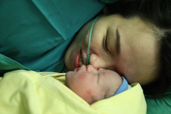 “Phát sốt” với trải nghiệm sinh nở “sướng như mẹ bầu nước người ta” của bà mẹ trẻ 